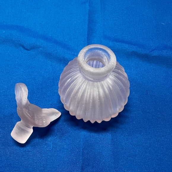 Vintage pink frosted Glass Perfume Bottle Bird Stopper Vanity - Picture 4 of 8